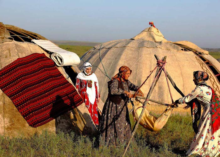 The Art of Qashqai Rugs: Heritage of Southern Iran’s Nomadic Tribes